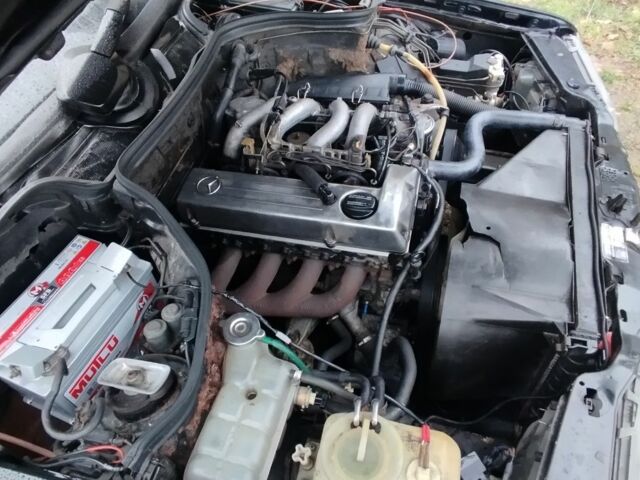 Черный Мерседес Е-Класс, объемом двигателя 2 л и пробегом 400 тыс. км за 2350 $, фото 7 на Automoto.ua