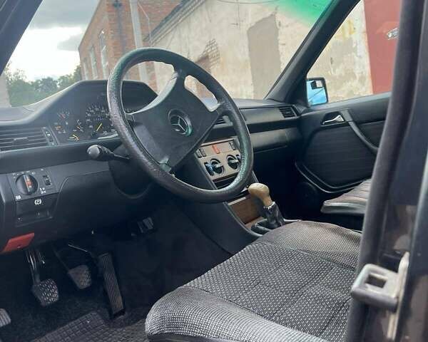 Черный Мерседес Е-Класс, объемом двигателя 2.3 л и пробегом 260 тыс. км за 4043 $, фото 2 на Automoto.ua