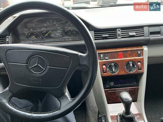 Черный Мерседес Е-Класс, объемом двигателя 2.3 л и пробегом 463 тыс. км за 2000 $, фото 3 на Automoto.ua