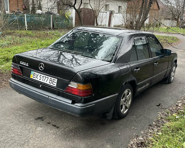 Черный Мерседес Е-Класс, объемом двигателя 2.3 л и пробегом 218 тыс. км за 1350 $, фото 4 на Automoto.ua