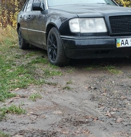 Черный Мерседес Е-Класс, объемом двигателя 2 л и пробегом 400 тыс. км за 2350 $, фото 2 на Automoto.ua