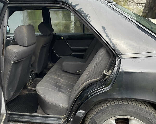 Черный Мерседес Е-Класс, объемом двигателя 2.3 л и пробегом 218 тыс. км за 1350 $, фото 7 на Automoto.ua