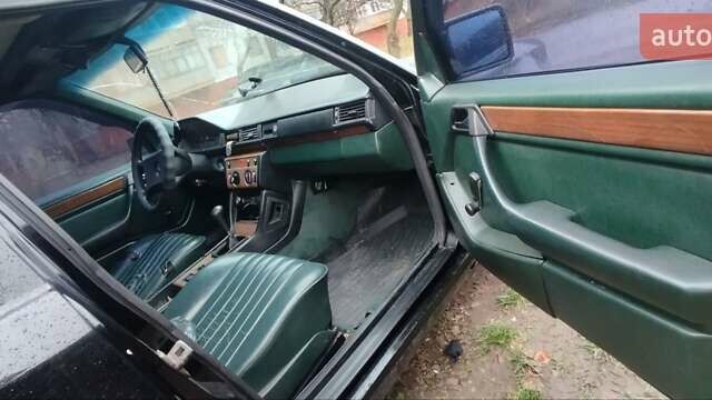 Черный Мерседес Е-Класс, объемом двигателя 2 л и пробегом 400 тыс. км за 2365 $, фото 6 на Automoto.ua