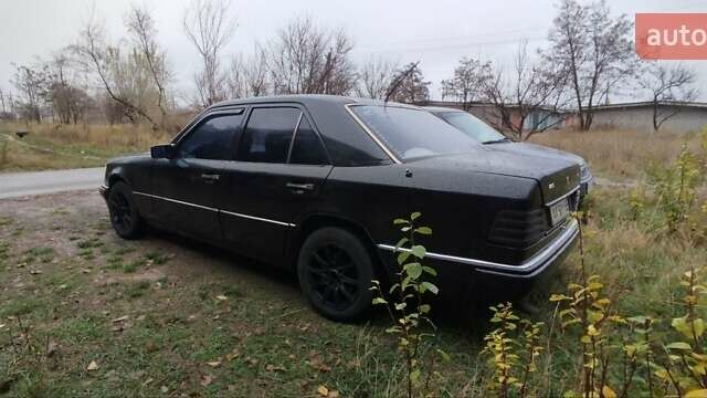 Черный Мерседес Е-Класс, объемом двигателя 2 л и пробегом 400 тыс. км за 2365 $, фото 3 на Automoto.ua