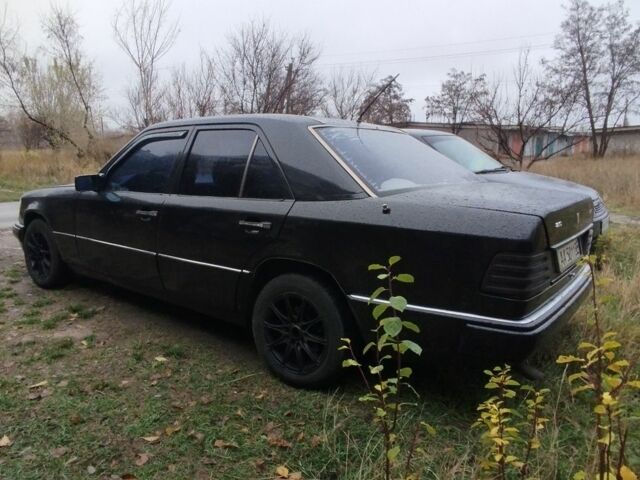 Черный Мерседес Е-Класс, объемом двигателя 2 л и пробегом 400 тыс. км за 2350 $, фото 3 на Automoto.ua