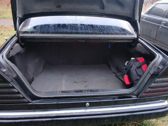 Черный Мерседес Е-Класс, объемом двигателя 2 л и пробегом 400 тыс. км за 2350 $, фото 4 на Automoto.ua