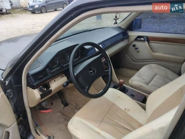 Черный Мерседес Е-Класс, объемом двигателя 2.3 л и пробегом 123 тыс. км за 1000 $, фото 6 на Automoto.ua