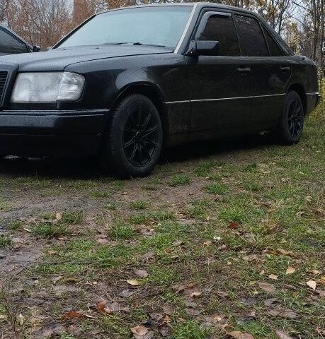 Черный Мерседес Е-Класс, объемом двигателя 2 л и пробегом 400 тыс. км за 2350 $, фото 1 на Automoto.ua