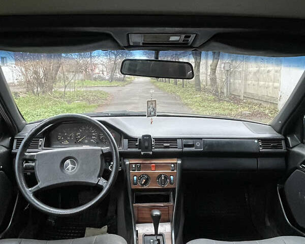 Черный Мерседес Е-Класс, объемом двигателя 2.3 л и пробегом 218 тыс. км за 1350 $, фото 6 на Automoto.ua