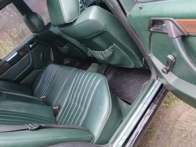 Черный Мерседес Е-Класс, объемом двигателя 2 л и пробегом 400 тыс. км за 2350 $, фото 5 на Automoto.ua