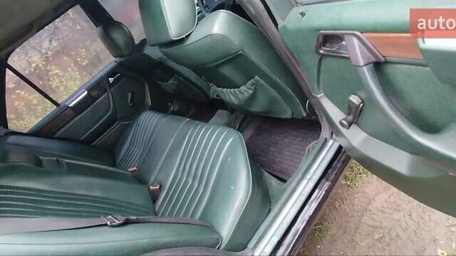 Черный Мерседес Е-Класс, объемом двигателя 2 л и пробегом 400 тыс. км за 2365 $, фото 5 на Automoto.ua