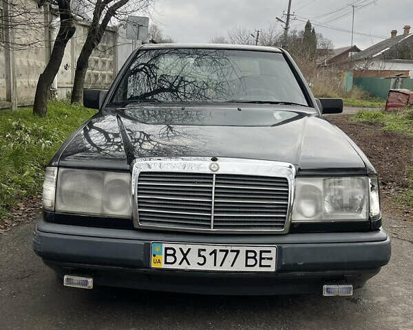 Черный Мерседес Е-Класс, объемом двигателя 2.3 л и пробегом 218 тыс. км за 1350 $, фото 1 на Automoto.ua