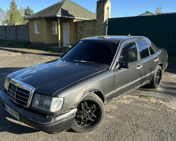 Чорний Мерседес Е-Клас, об'ємом двигуна 2.6 л та пробігом 450 тис. км за 2500 $, фото 1 на Automoto.ua