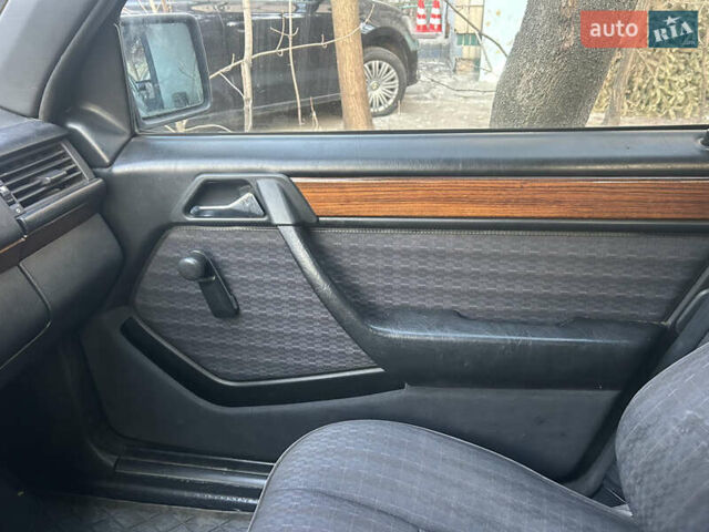 Черный Мерседес Е-Класс, объемом двигателя 2.3 л и пробегом 266 тыс. км за 2700 $, фото 10 на Automoto.ua