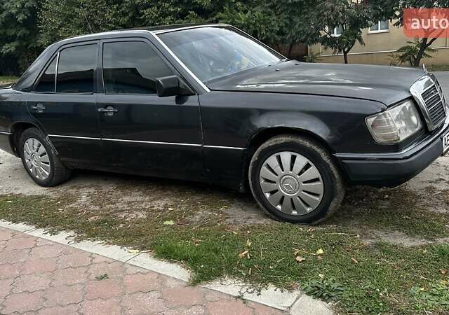 Черный Мерседес Е-Класс, объемом двигателя 2.5 л и пробегом 436 тыс. км за 2700 $, фото 4 на Automoto.ua