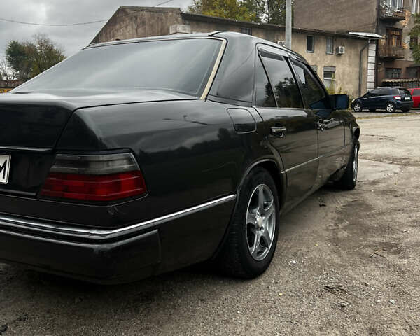 Чорний Мерседес Е-Клас, об'ємом двигуна 2 л та пробігом 458 тис. км за 4500 $, фото 6 на Automoto.ua