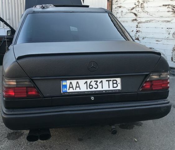 Черный Мерседес Е-Класс, объемом двигателя 3 л и пробегом 408 тыс. км за 2450 $, фото 3 на Automoto.ua