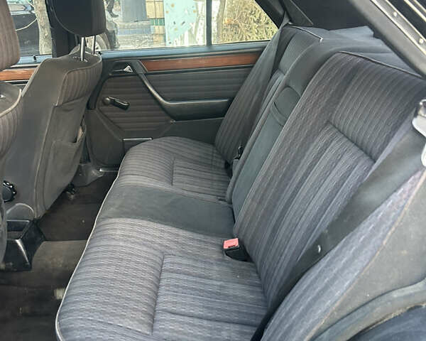 Черный Мерседес Е-Класс, объемом двигателя 2.3 л и пробегом 266 тыс. км за 2700 $, фото 6 на Automoto.ua