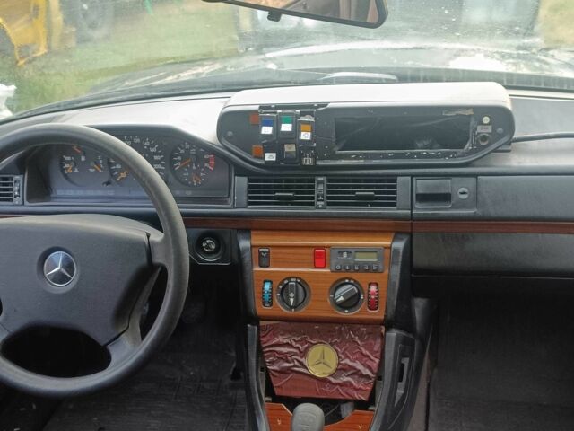 Чорний Мерседес Е-Клас, об'ємом двигуна 2.3 л та пробігом 170 тис. км за 1000 $, фото 1 на Automoto.ua