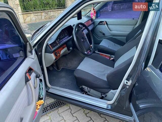 Черный Мерседес Е-Класс, объемом двигателя 2.3 л и пробегом 378 тыс. км за 1700 $, фото 10 на Automoto.ua