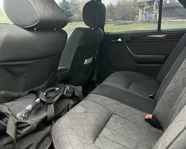 Чорний Мерседес Е-Клас, об'ємом двигуна 2 л та пробігом 458 тис. км за 4500 $, фото 16 на Automoto.ua