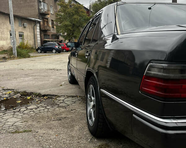 Чорний Мерседес Е-Клас, об'ємом двигуна 2 л та пробігом 458 тис. км за 4500 $, фото 5 на Automoto.ua