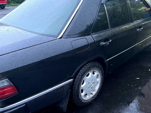 Черный Мерседес Е-Класс, объемом двигателя 2.3 л и пробегом 406 тыс. км за 1750 $, фото 1 на Automoto.ua