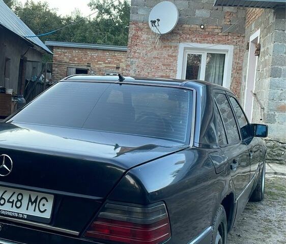 Чорний Мерседес Е-Клас, об'ємом двигуна 2.5 л та пробігом 300 тис. км за 2000 $, фото 2 на Automoto.ua