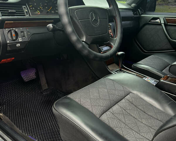 Чорний Мерседес Е-Клас, об'ємом двигуна 2 л та пробігом 458 тис. км за 4500 $, фото 12 на Automoto.ua