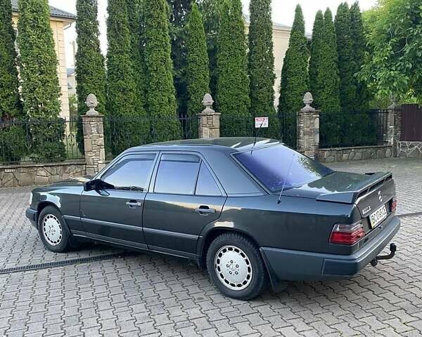 Черный Мерседес Е-Класс, объемом двигателя 2.3 л и пробегом 378 тыс. км за 1700 $, фото 6 на Automoto.ua