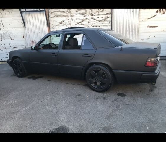 Черный Мерседес Е-Класс, объемом двигателя 3 л и пробегом 408 тыс. км за 2450 $, фото 4 на Automoto.ua