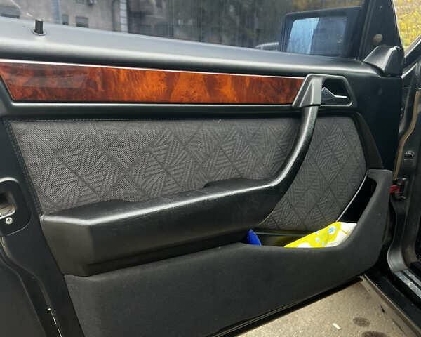 Чорний Мерседес Е-Клас, об'ємом двигуна 2 л та пробігом 458 тис. км за 4500 $, фото 17 на Automoto.ua