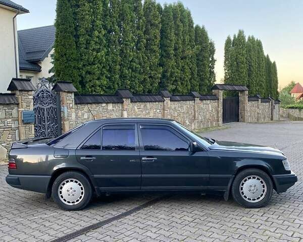 Черный Мерседес Е-Класс, объемом двигателя 2.3 л и пробегом 378 тыс. км за 1700 $, фото 7 на Automoto.ua