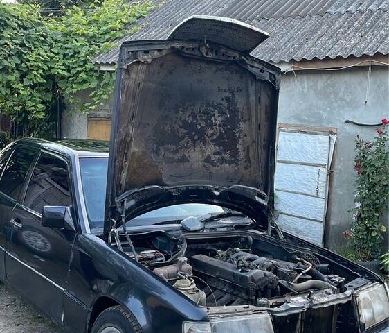 Чорний Мерседес Е-Клас, об'ємом двигуна 2.5 л та пробігом 300 тис. км за 2000 $, фото 1 на Automoto.ua