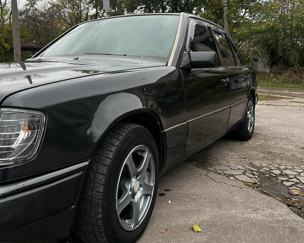 Чорний Мерседес Е-Клас, об'ємом двигуна 2 л та пробігом 458 тис. км за 4500 $, фото 4 на Automoto.ua