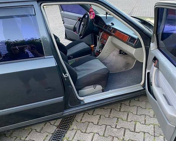 Черный Мерседес Е-Класс, объемом двигателя 2.3 л и пробегом 378 тыс. км за 1700 $, фото 8 на Automoto.ua