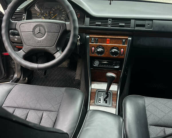 Чорний Мерседес Е-Клас, об'ємом двигуна 2 л та пробігом 458 тис. км за 4500 $, фото 14 на Automoto.ua