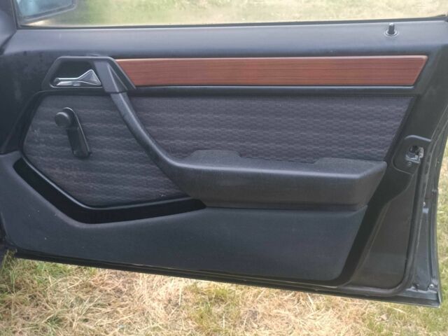 Чорний Мерседес Е-Клас, об'ємом двигуна 2.3 л та пробігом 170 тис. км за 1000 $, фото 10 на Automoto.ua