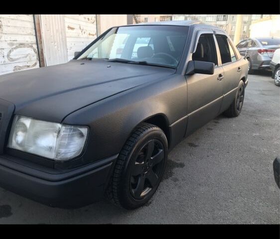 Черный Мерседес Е-Класс, объемом двигателя 3 л и пробегом 408 тыс. км за 2450 $, фото 1 на Automoto.ua