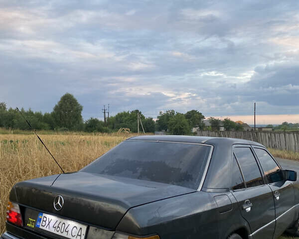 Черный Мерседес Е-Класс, объемом двигателя 2 л и пробегом 53 тыс. км за 2300 $, фото 2 на Automoto.ua