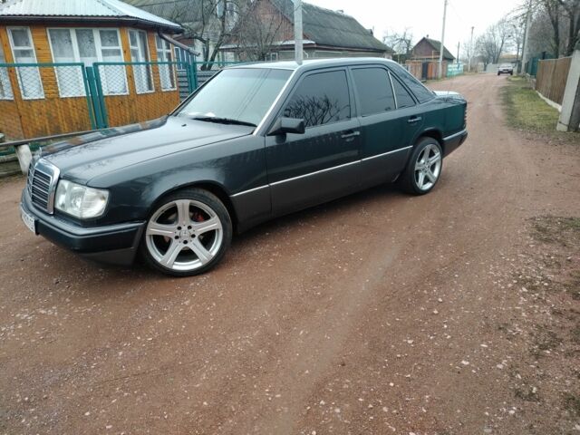 Черный Мерседес Е-Класс, объемом двигателя 2.3 л и пробегом 450 тыс. км за 2142 $, фото 5 на Automoto.ua