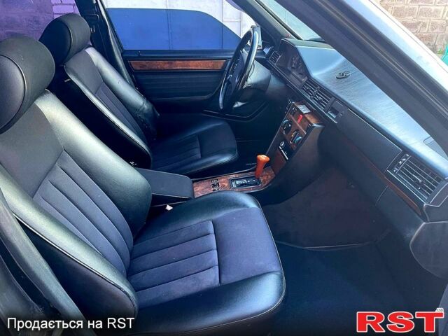 Черный Мерседес Е-Класс, объемом двигателя 2.3 л и пробегом 290 тыс. км за 2500 $, фото 10 на Automoto.ua