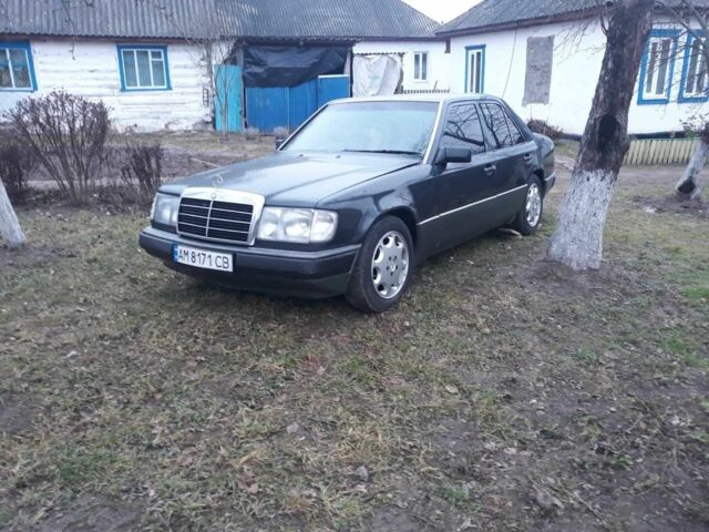 Черный Мерседес Е-Класс, объемом двигателя 2.3 л и пробегом 450 тыс. км за 2142 $, фото 1 на Automoto.ua