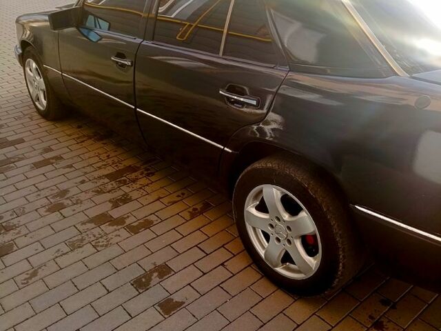 Черный Мерседес Е-Класс, объемом двигателя 2.6 л и пробегом 410 тыс. км за 2000 $, фото 2 на Automoto.ua