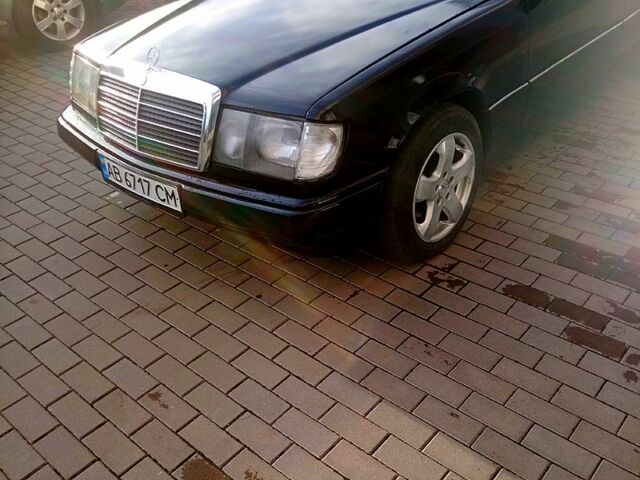 Черный Мерседес Е-Класс, объемом двигателя 2.6 л и пробегом 410 тыс. км за 2000 $, фото 1 на Automoto.ua