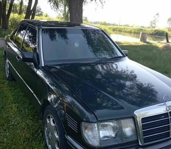 Черный Мерседес Е-Класс, объемом двигателя 2.3 л и пробегом 450 тыс. км за 2142 $, фото 2 на Automoto.ua