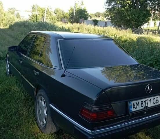 Черный Мерседес Е-Класс, объемом двигателя 2.3 л и пробегом 450 тыс. км за 2142 $, фото 3 на Automoto.ua