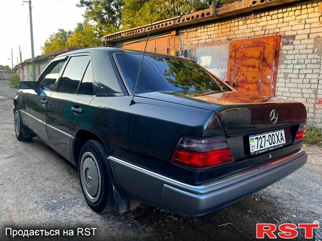 Черный Мерседес Е-Класс, объемом двигателя 2.3 л и пробегом 290 тыс. км за 2500 $, фото 3 на Automoto.ua