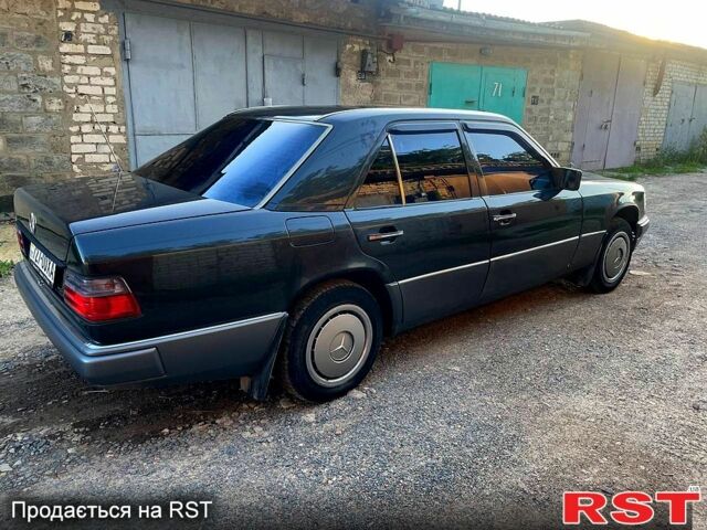 Черный Мерседес Е-Класс, объемом двигателя 2.3 л и пробегом 290 тыс. км за 2500 $, фото 2 на Automoto.ua