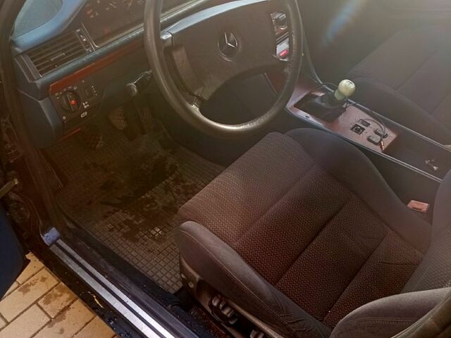 Черный Мерседес Е-Класс, объемом двигателя 2.6 л и пробегом 410 тыс. км за 2000 $, фото 6 на Automoto.ua